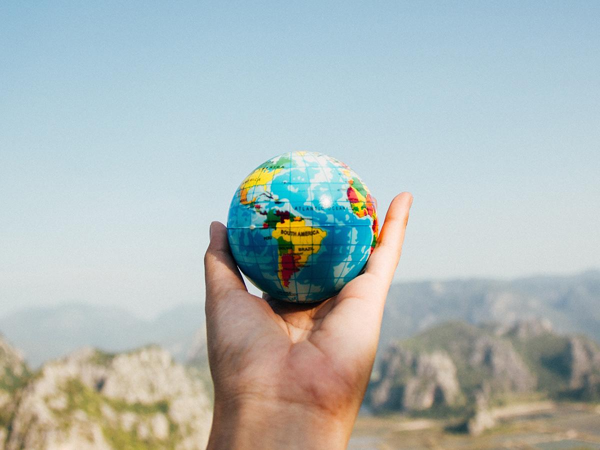 https://www.pexels.com/pl-pl/zdjecie/osoba-trzymajaca-swiatowa-kule-ziemska-w-obliczu-gor-346885/