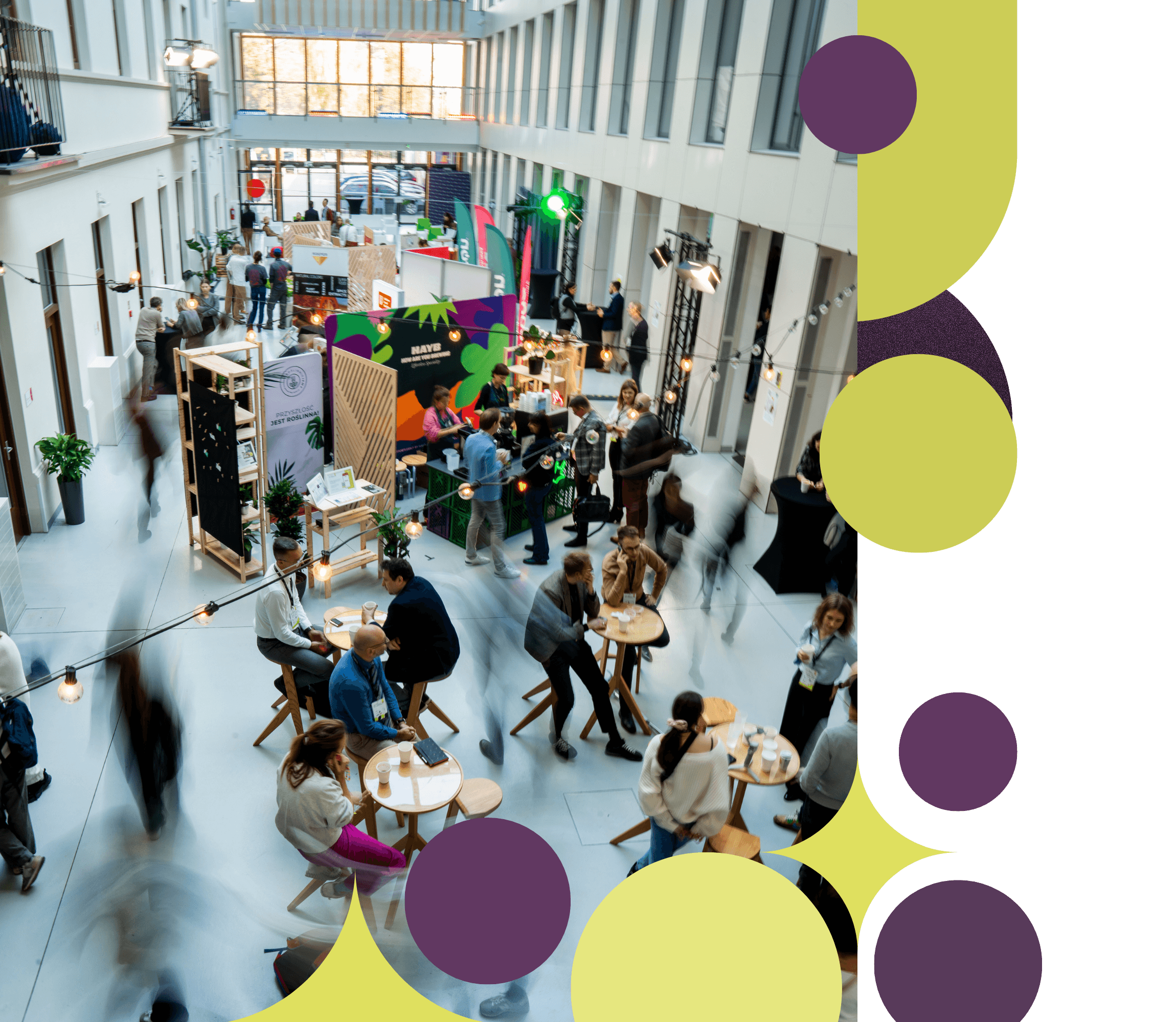 Zdjęcie z konferencji Plant-Powered Perspectives, widok na strefę wystawienniczą z góry