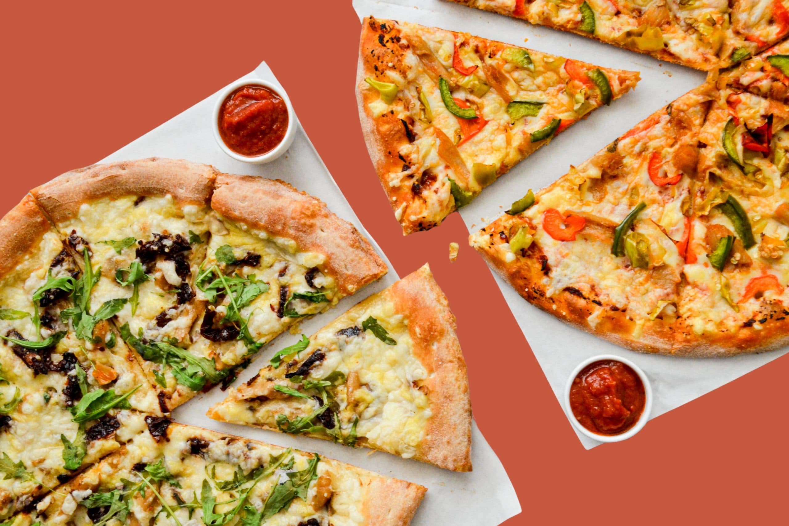 Pizza z roślinnym serem, pieczarkami, warzywami i sosami