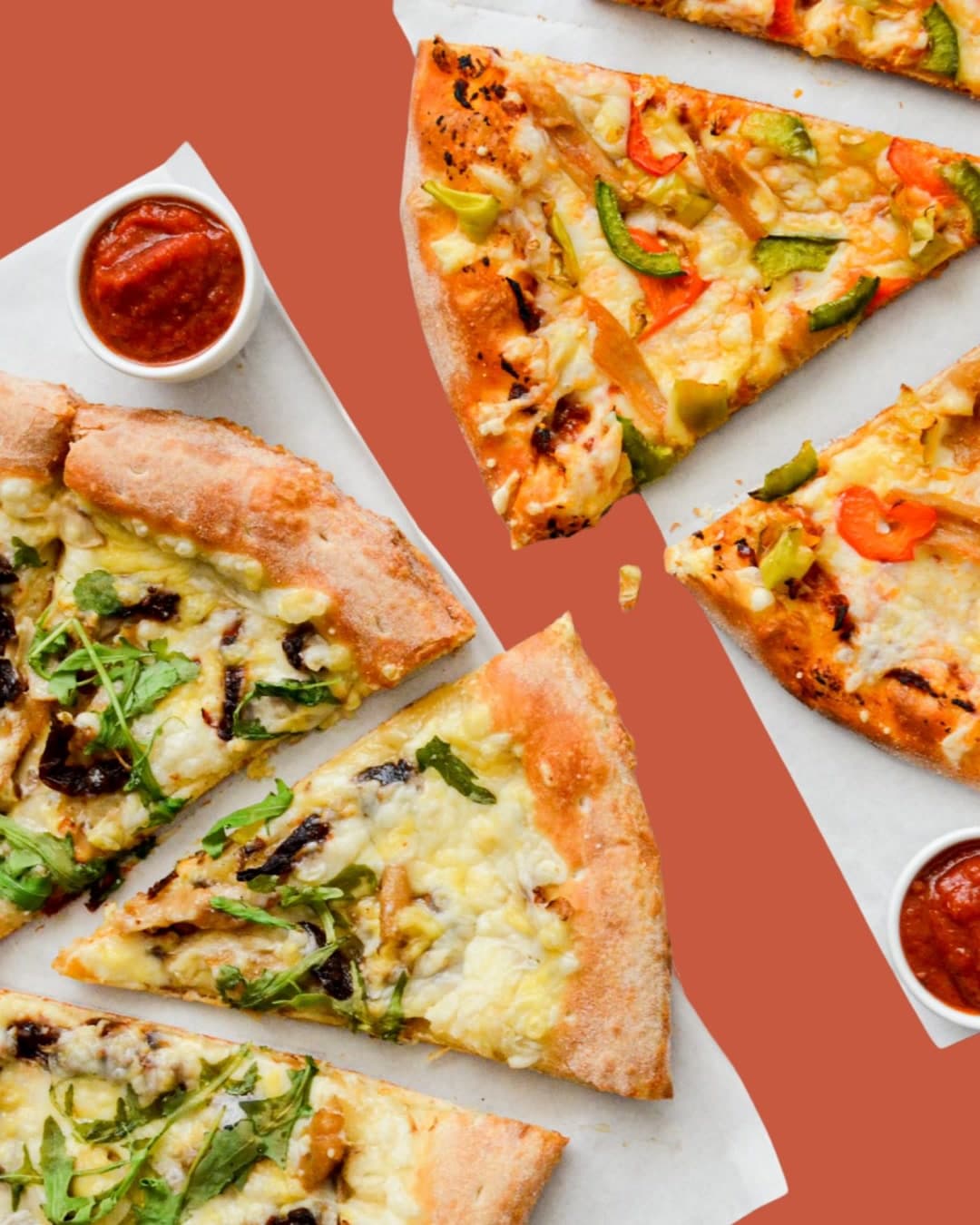 Pizza z roślinnym serem, pieczarkami, warzywami i sosami